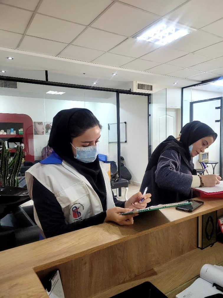 برگزاری گشت مشترک کارشناسان بهداشت محیط مرکز بهداشت شمال غرب یک در معیت کارشناس محترم غذا و دارو و تشدید نظارت بر آرایشگاه های زنانه